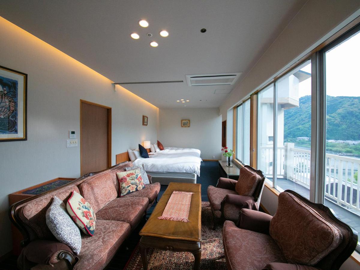 Iwakuni Kokusai Kanko Hotel Exteriör bild